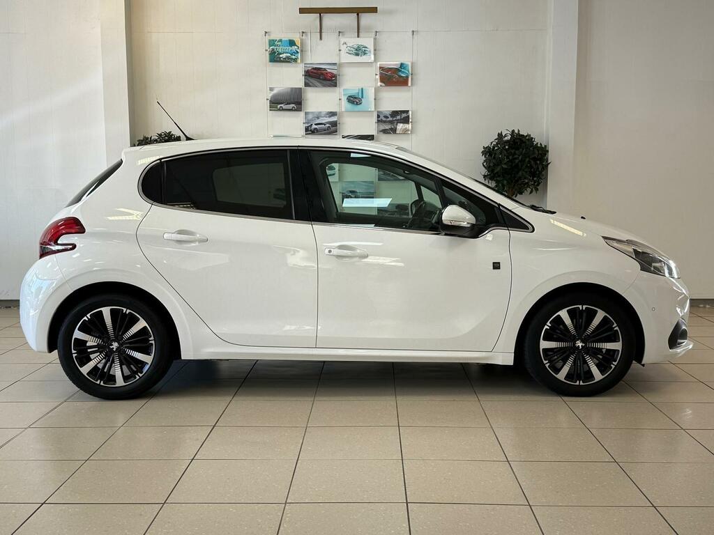 Peugeot 208 Puretech Tech Edition White #10