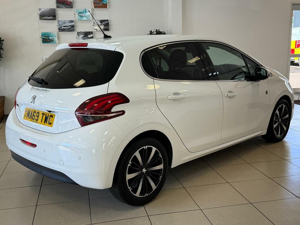 Peugeot 208 Puretech Tech Edition White #17