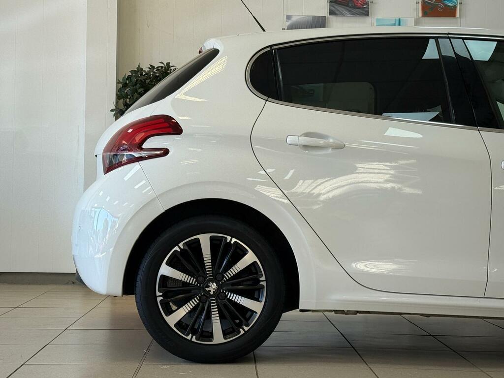 Peugeot 208 Puretech Tech Edition White #13