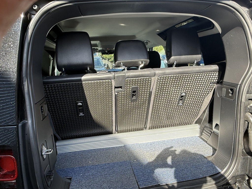 Land Rover Defender 90 X-dynamic S Black #11