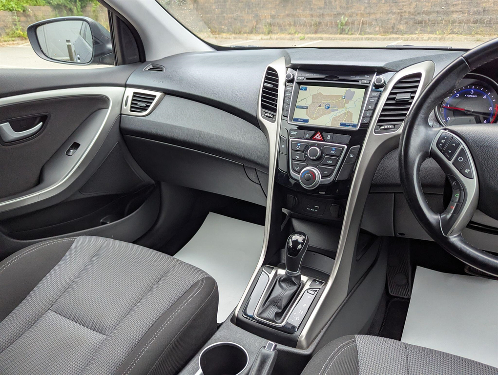 Hyundai I30 Hatchback White #13