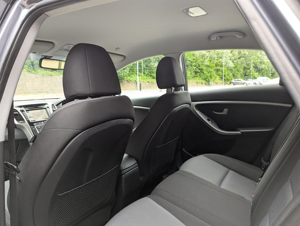 Hyundai I30 Hatchback White #32