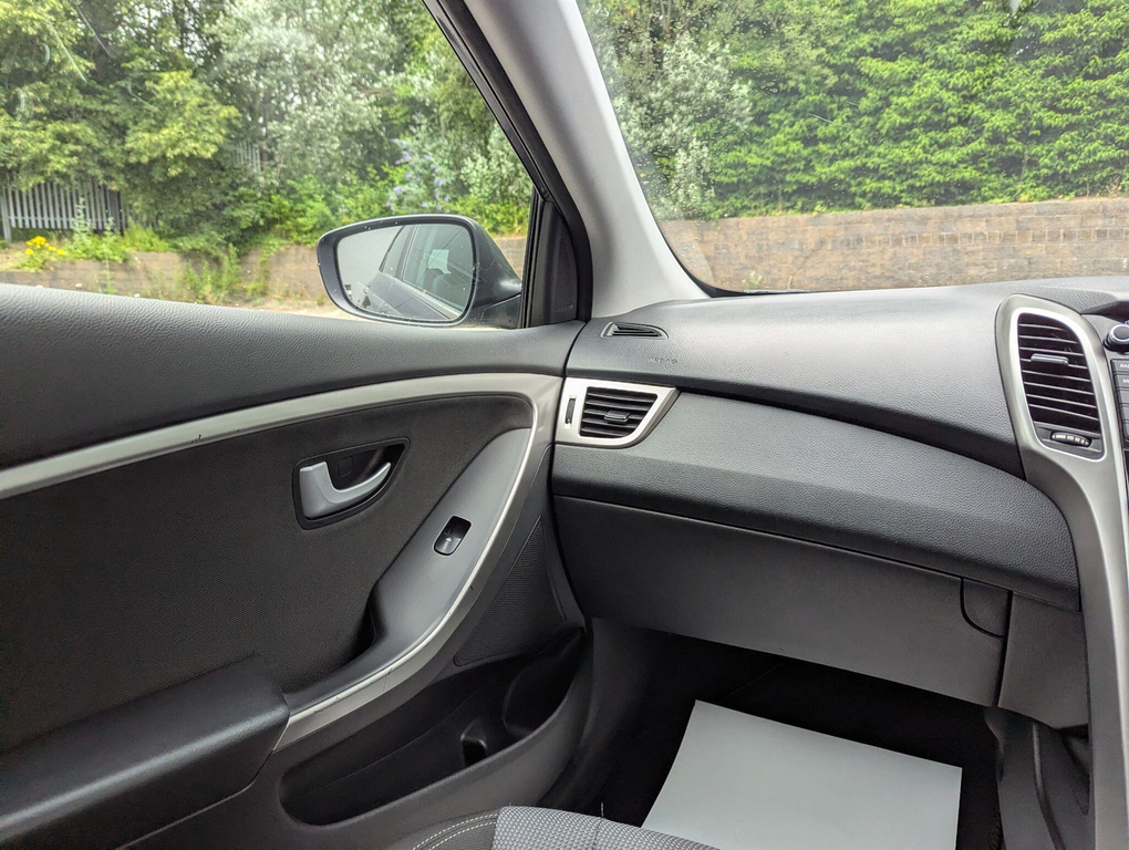 Hyundai I30 Hatchback White #17