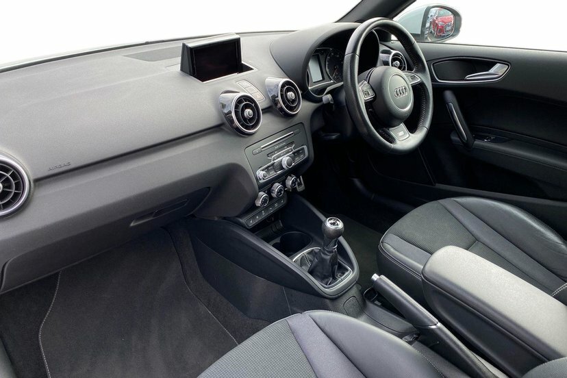 Audi A1 1.6 Tdi S Line Hatchback 116 Ps White #2