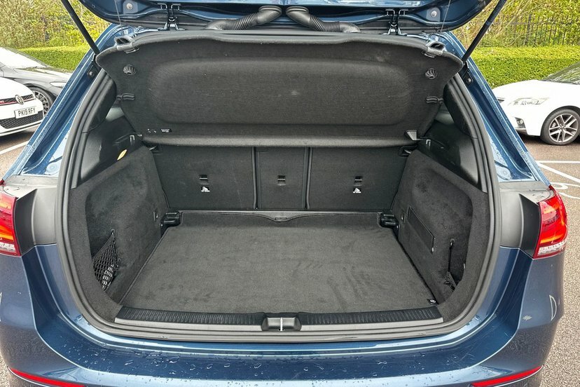 Mercedes-Benz B Class Hatchback Blue #26