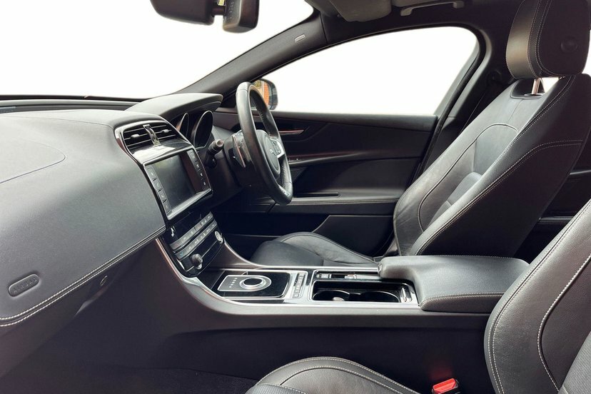 Jaguar XE 2.0D R-sport Saloon 180 Ps White #2
