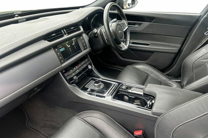 Jaguar XF 2.0D R-sport Sportbrake 180 Ps Black #2