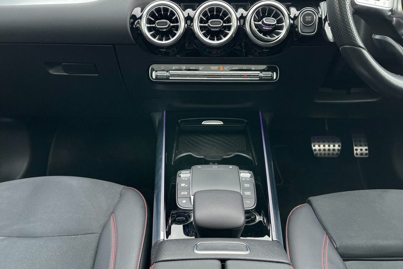 Mercedes-Benz EQA Amg Line White #8