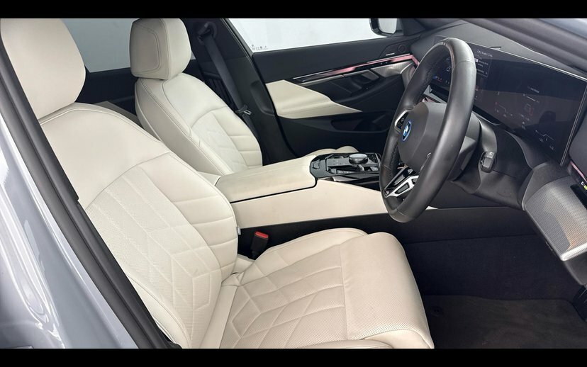 BMW i5 Saloon Black #11