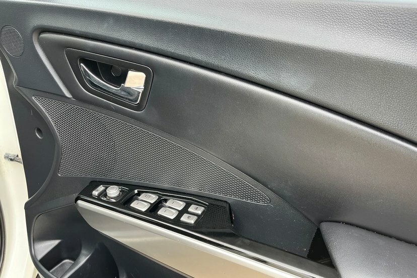 SsangYong Tivoli 1.6 E Silver #11