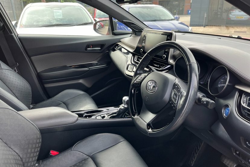Toyota C-Hr Dynamic White #23