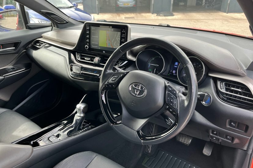 Toyota C-Hr Dynamic White #29