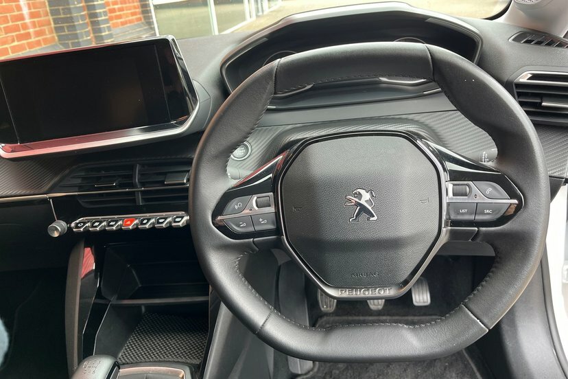 Peugeot 208 Puretech Active Premium Plus Ss Black #16
