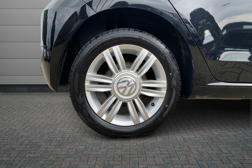 Volkswagen Up 1.0 High Up Hatchback 75 Ps Black #5
