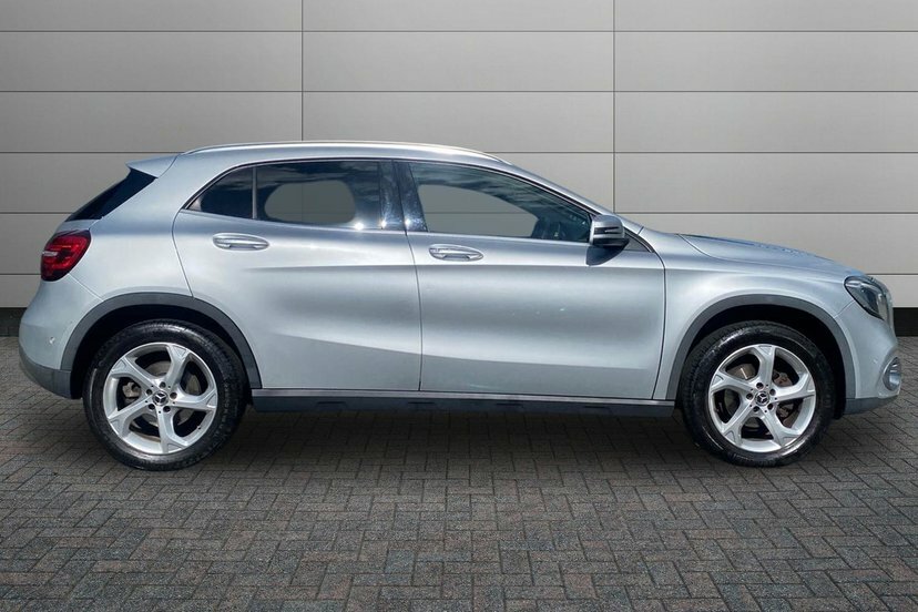 Mercedes-Benz GLA Class 1.6 Gla200 Sport Premium Plus Suv 7G- Silver #3