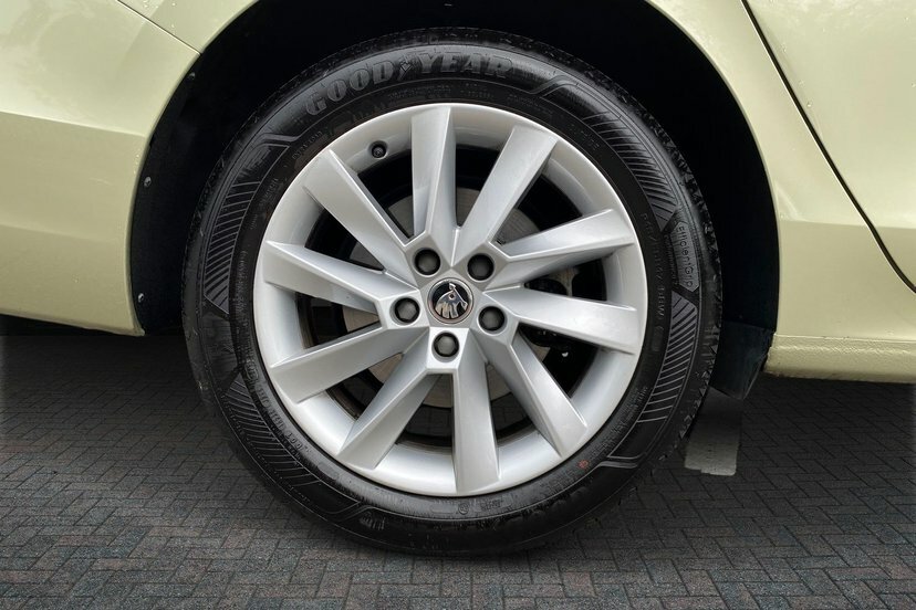 Skoda Superb 2.0 Tdi Se L Hatchback Dsg 4Wd 193 Ps Yellow #4