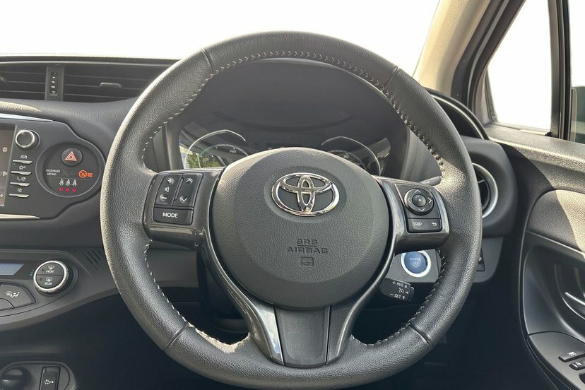 Toyota Yaris Design White #8