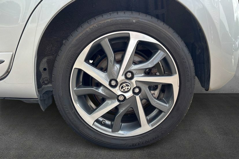 Toyota Yaris Design White #18