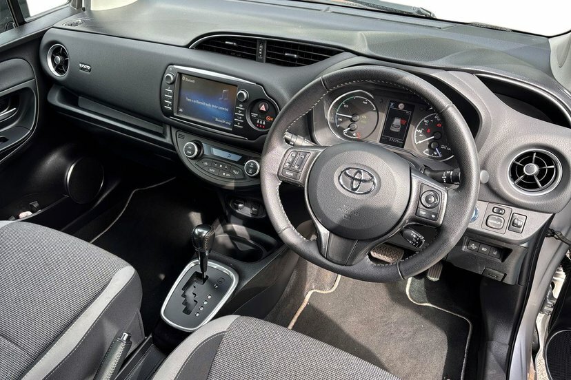 Toyota Yaris Design White #11