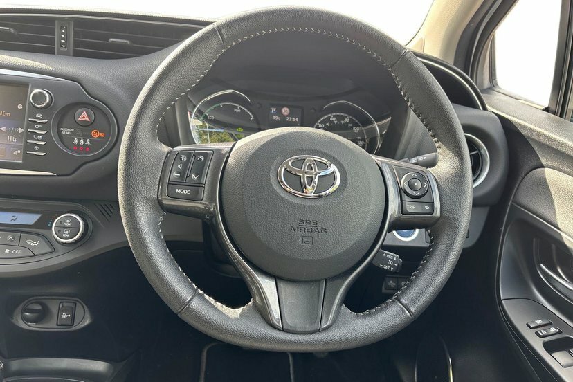 Toyota Yaris Design White #6