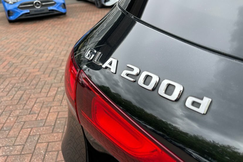 Mercedes-Benz GLA Class Gla 180 Sport White #35