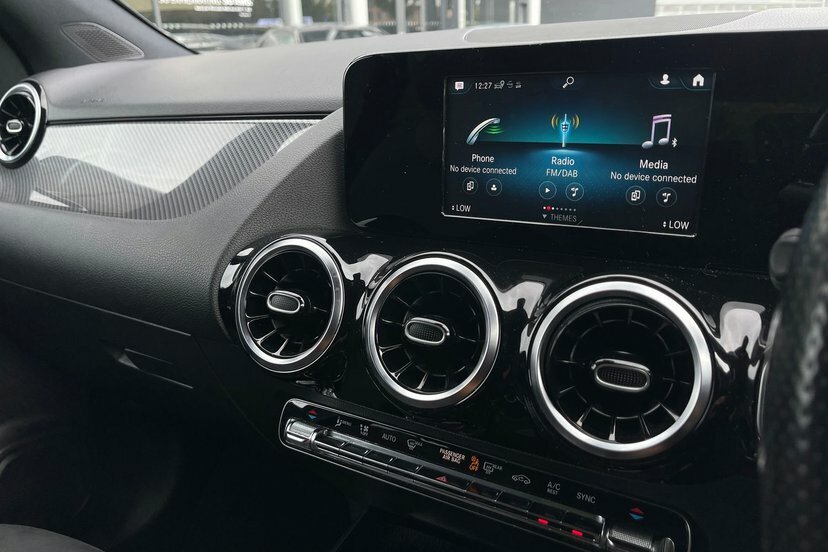 Mercedes-Benz GLA Class Gla 180 Sport White #14