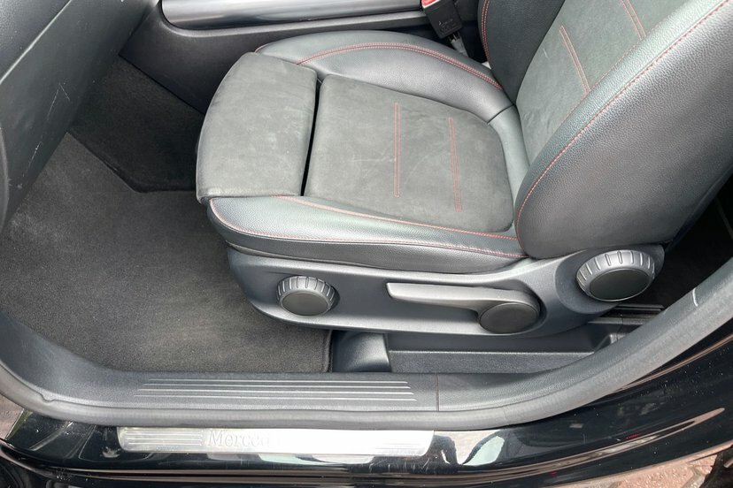 Mercedes-Benz GLA Class Gla 180 Sport White #30