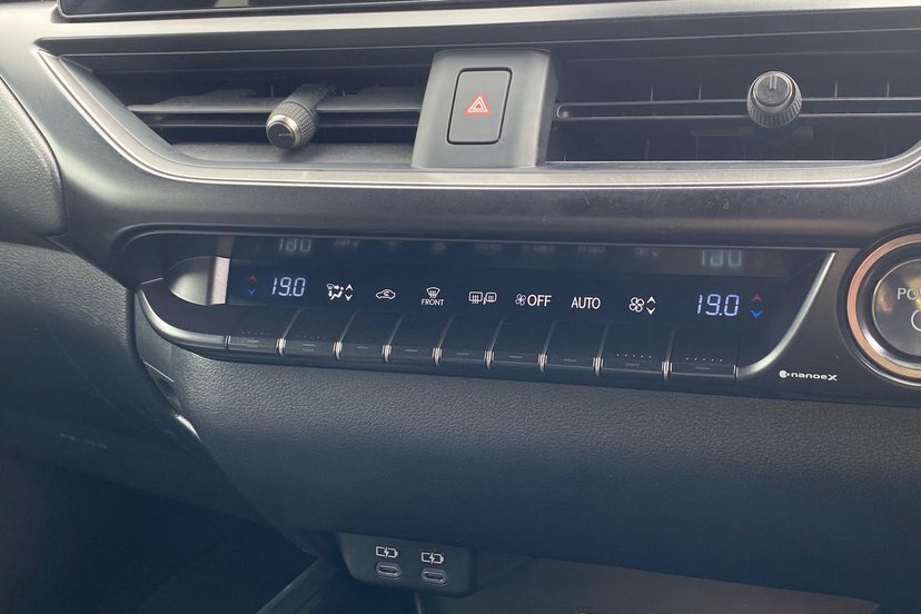 Lexus UX 72.8Kwh Takumi Black #23