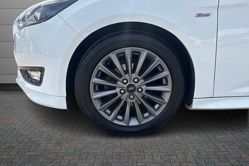 Ford Focus 1.0T Ecoboost St-line Hatchback White #5
