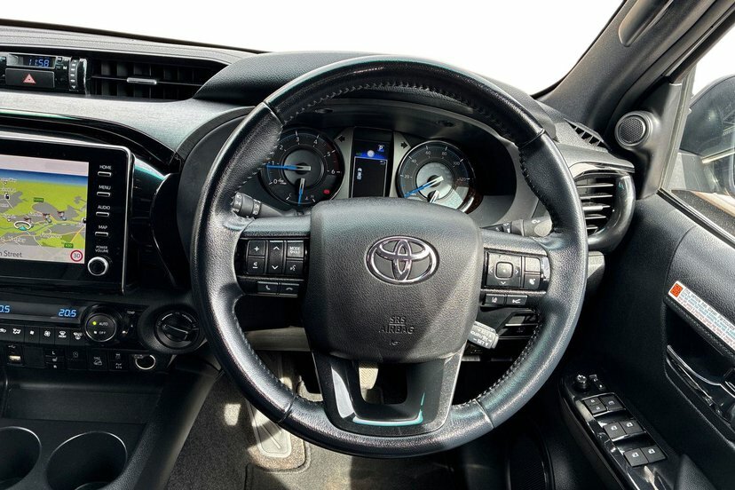 Toyota HILUX 2.8 D-4d Invincible X Pickup Double Cab Silver #6
