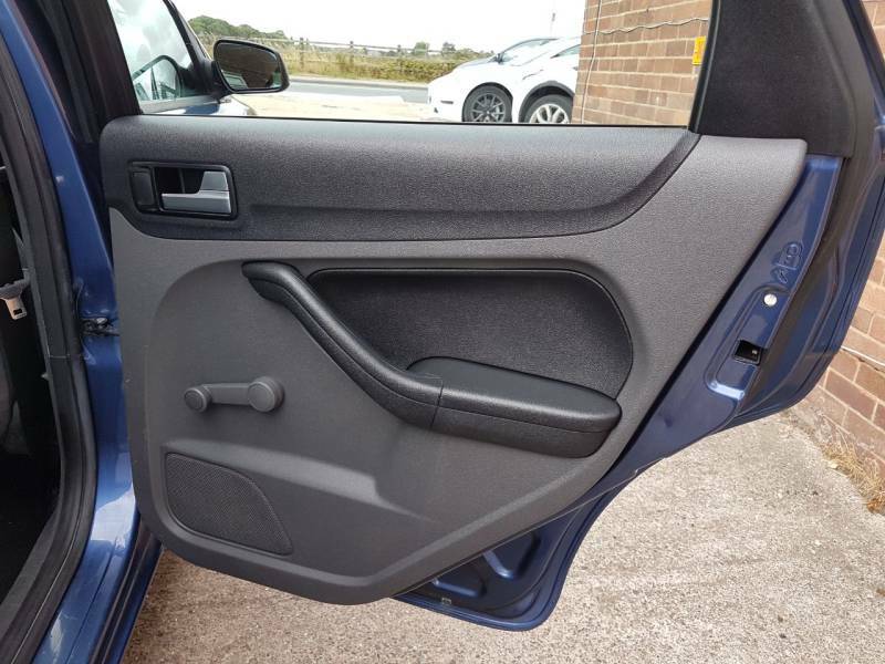 Ford Focus Hatchback 2.0 Ghia 200555 Blue #21