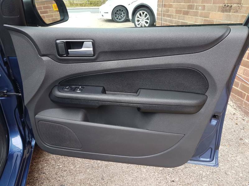 Ford Focus Hatchback 2.0 Ghia 200555 Blue #8