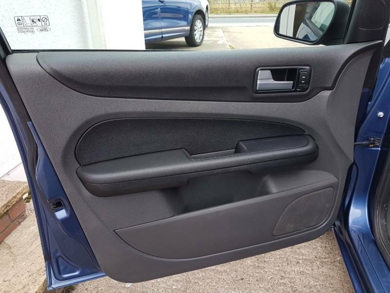 Ford Focus Hatchback 2.0 Ghia 200555 Blue #14