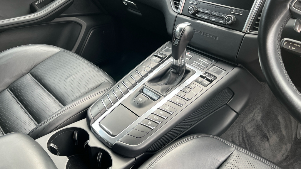 Porsche Macan Turbo Pdk Black #9