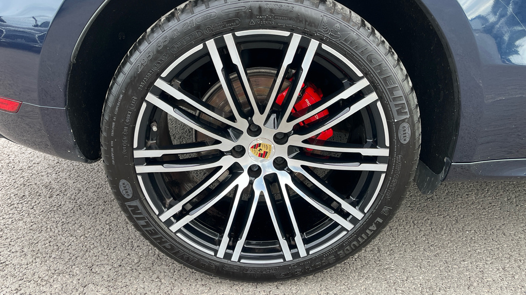 Porsche Macan Turbo Pdk Black #24