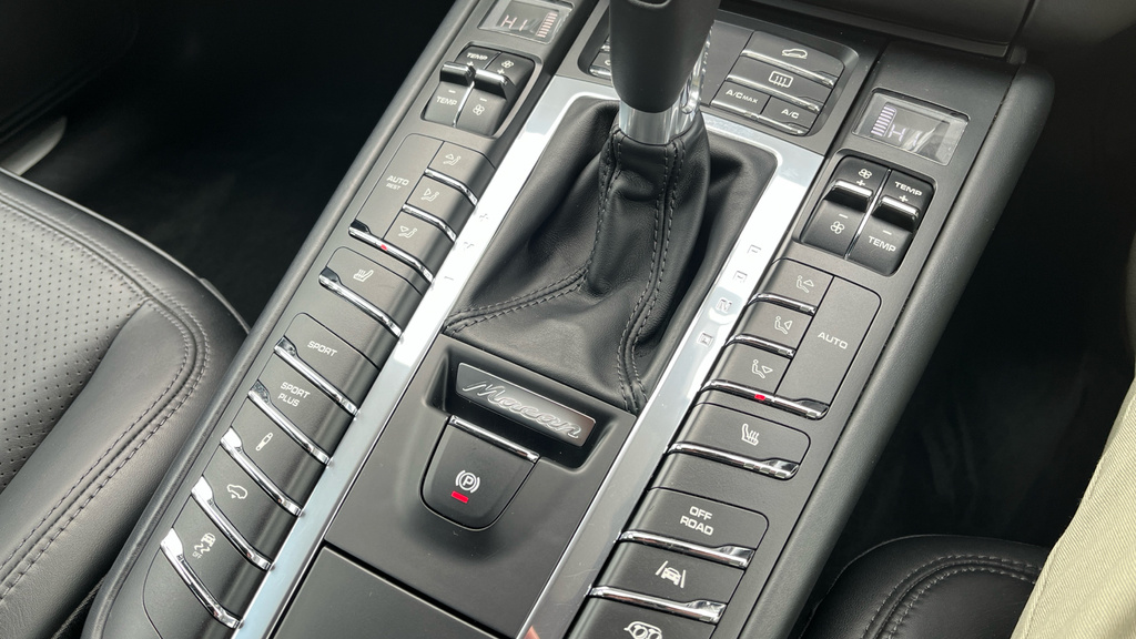 Porsche Macan Turbo Pdk Black #50