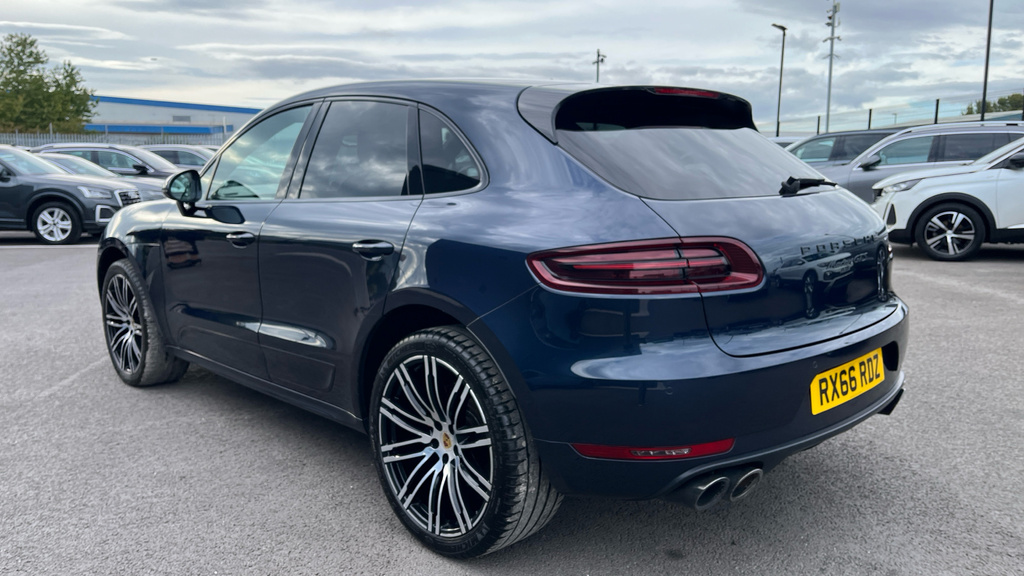 Porsche Macan Turbo Pdk Black #45
