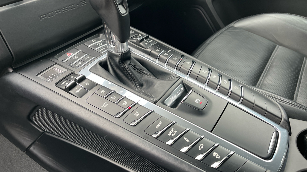 Porsche Macan Turbo Pdk Black #35