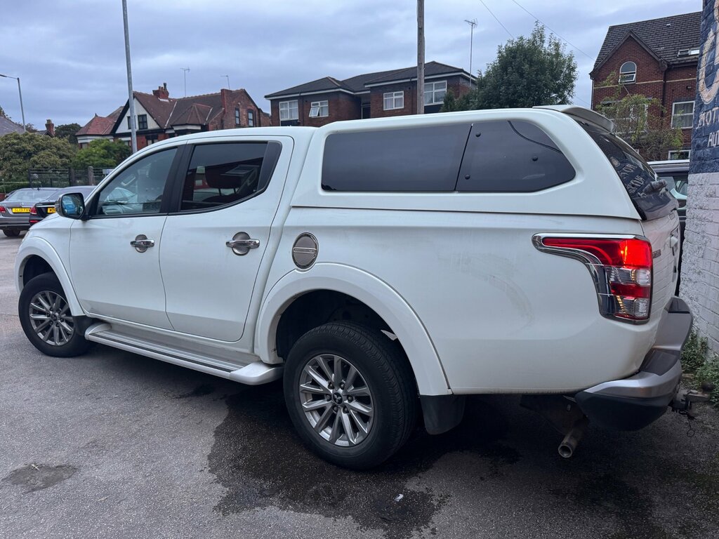 Mitsubishi L200 2.4 Di-d Dc Barbarian Pickup Double Cab White #2