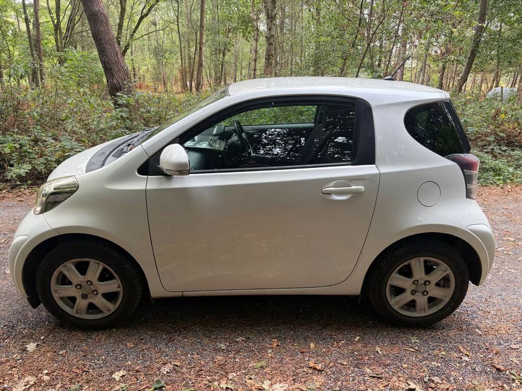 Toyota IQ Hatchback White #7