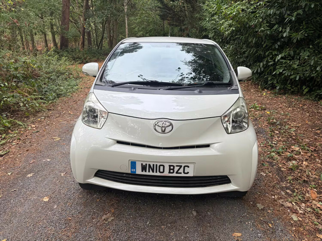 Toyota IQ Hatchback White #5