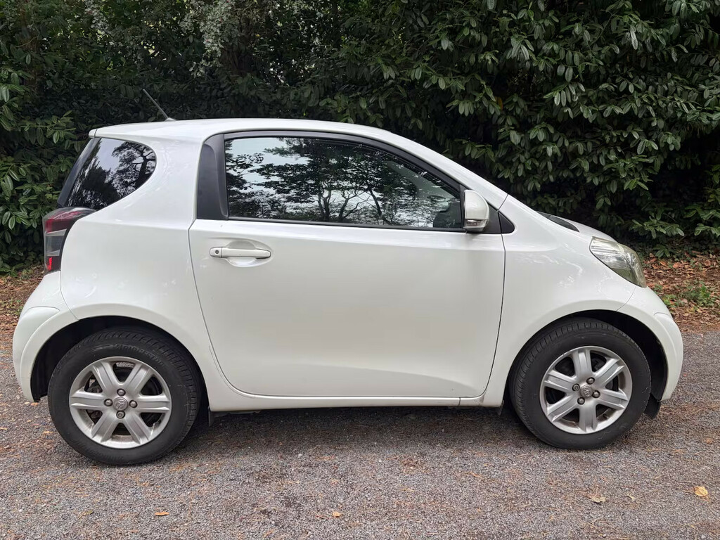 Toyota IQ Hatchback White #2