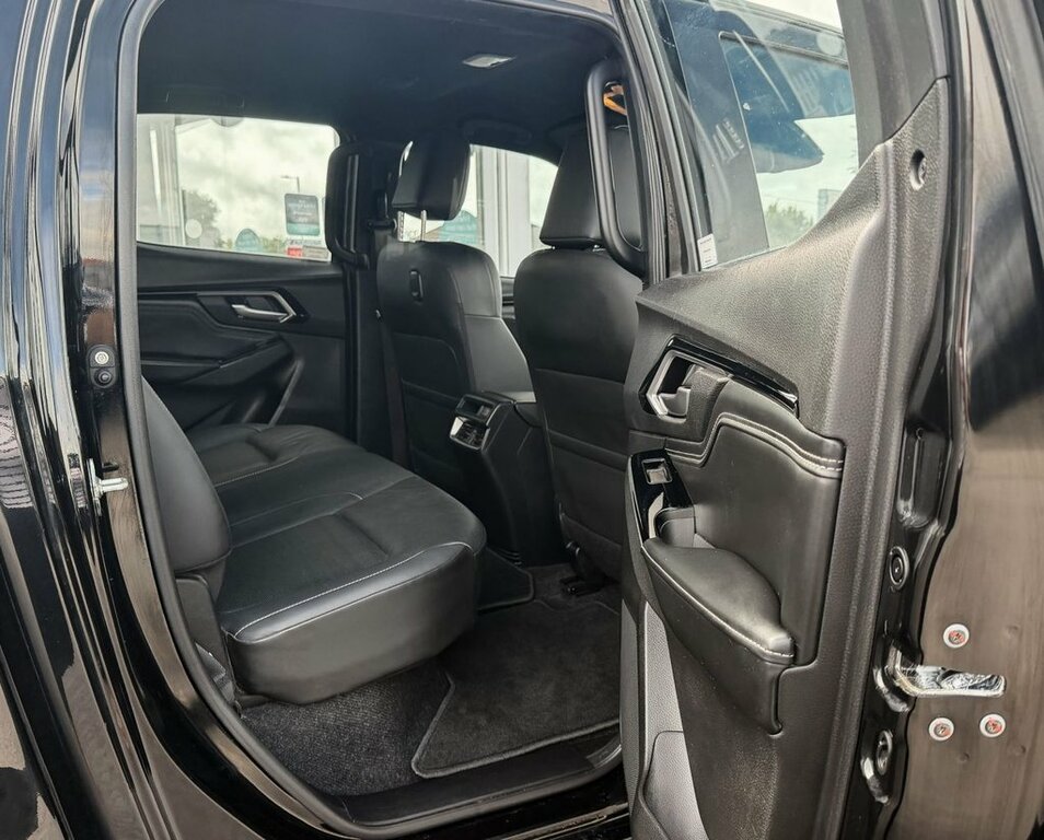 Isuzu D-Max 1.9L V-cross Black #6