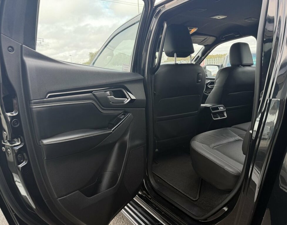 Isuzu D-Max 1.9 V-cross Double Cab 4X4 Black #45