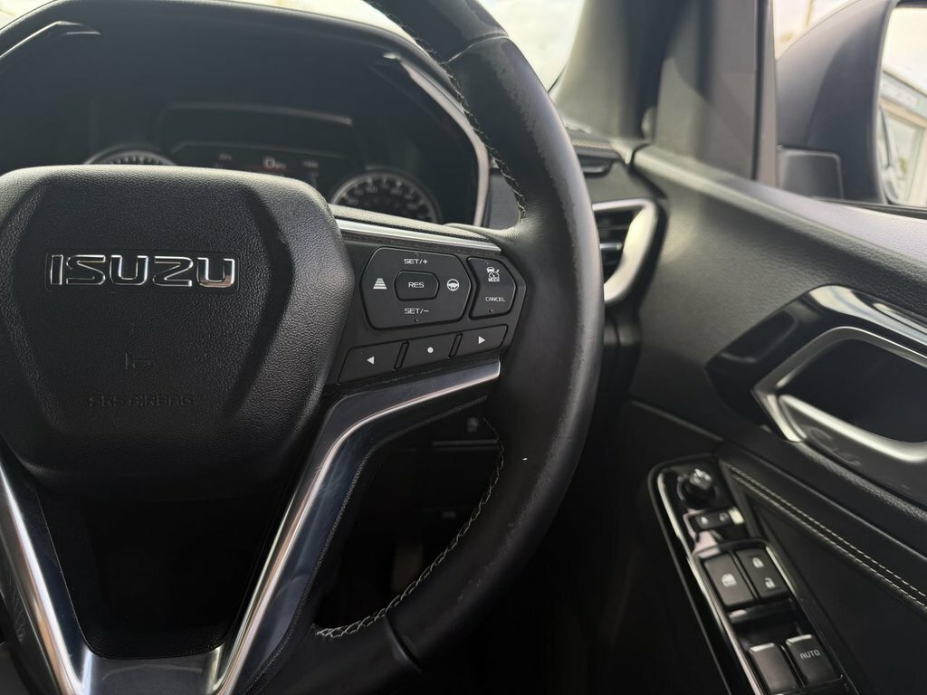 Isuzu D-Max 2023 1.9 V-cross Double Cab 4X4 Silver #31