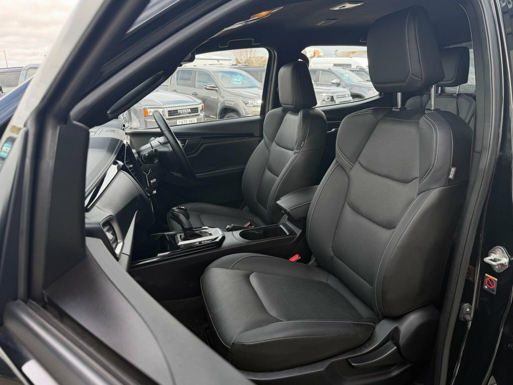 Isuzu D-Max 1.9 V-cross Double Cab 4X4 Black #26
