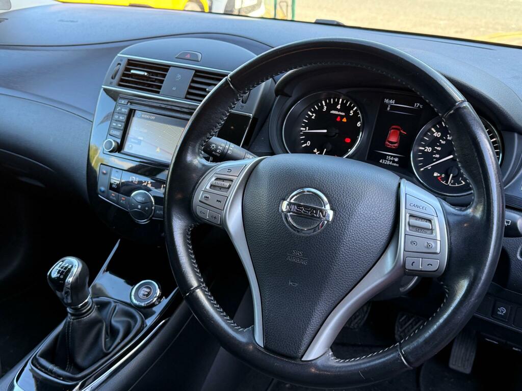 Nissan Pulsar Hatchback Red #10