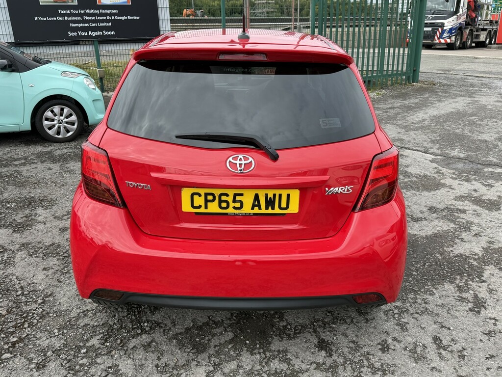 Toyota Yaris 1.3 Dual Vvt-i Sport Red #4