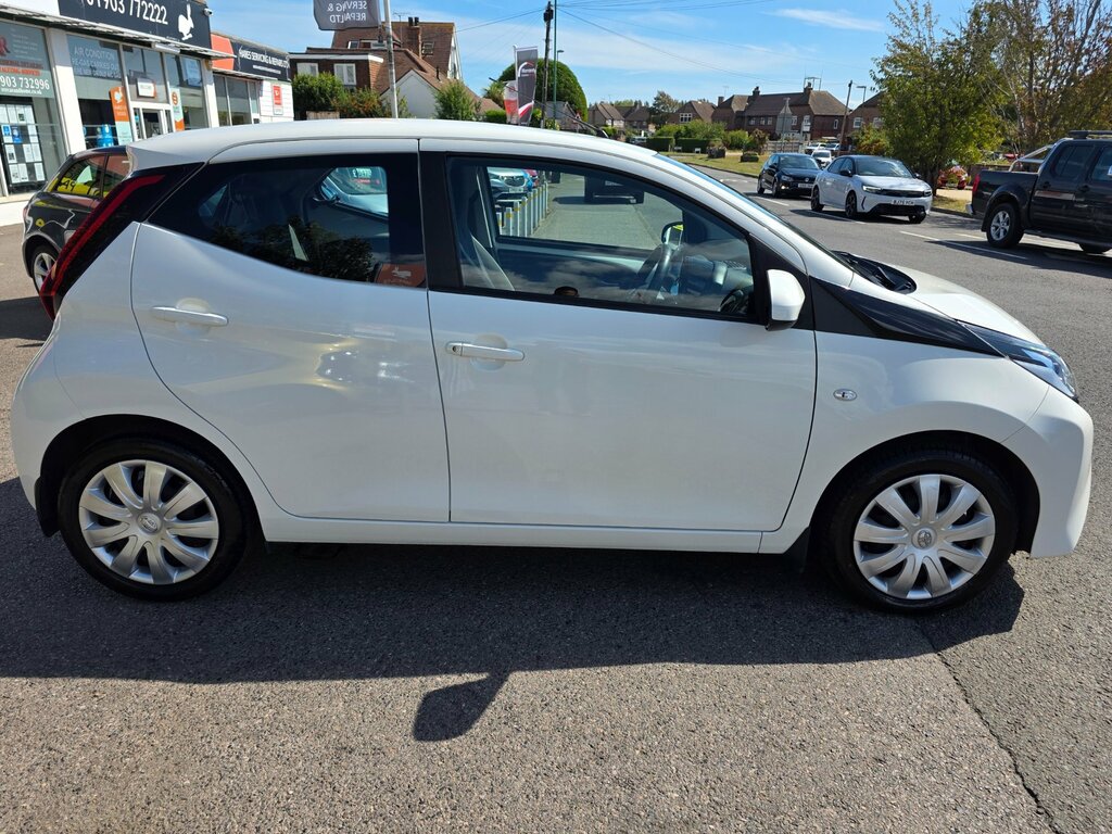 Toyota Aygo 1.0 Vvt-i X-play Hatchback Euro White #4