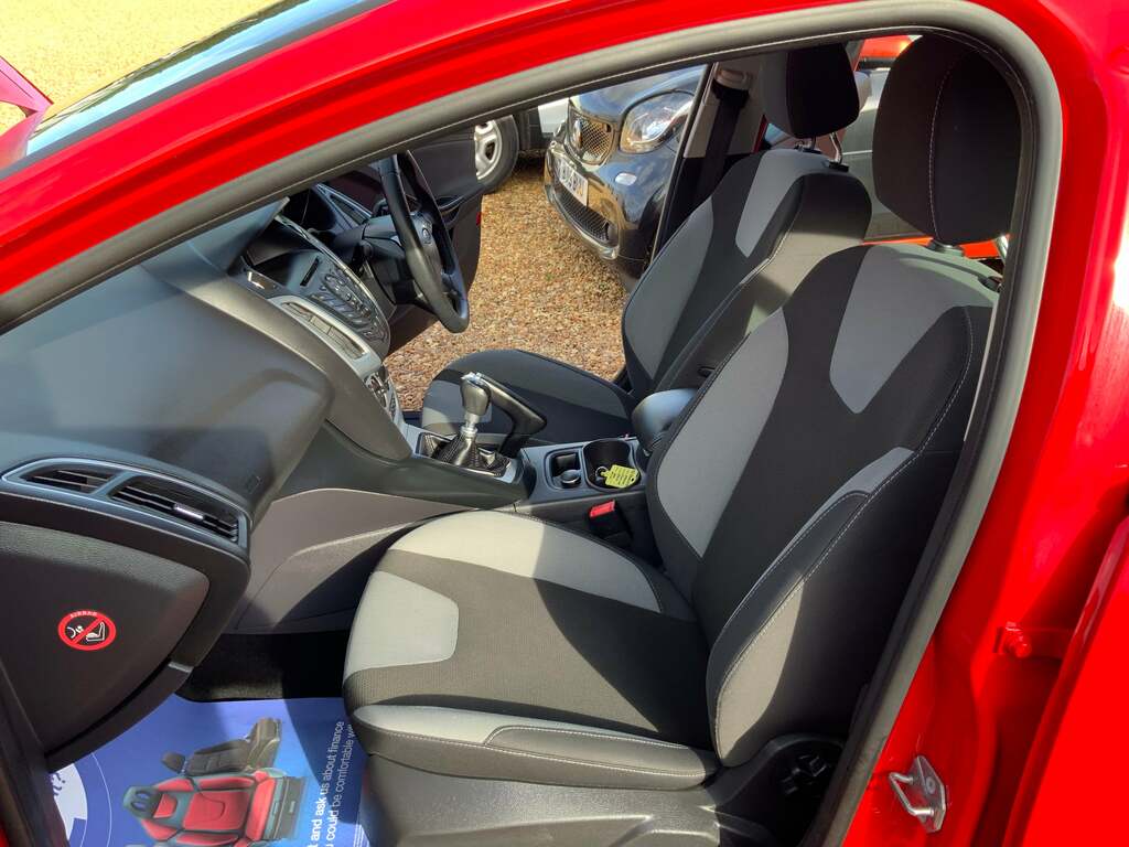 Ford Focus Hatchback 1.6 Tdci Zetec Euro 5 Ss 201212 Black #13